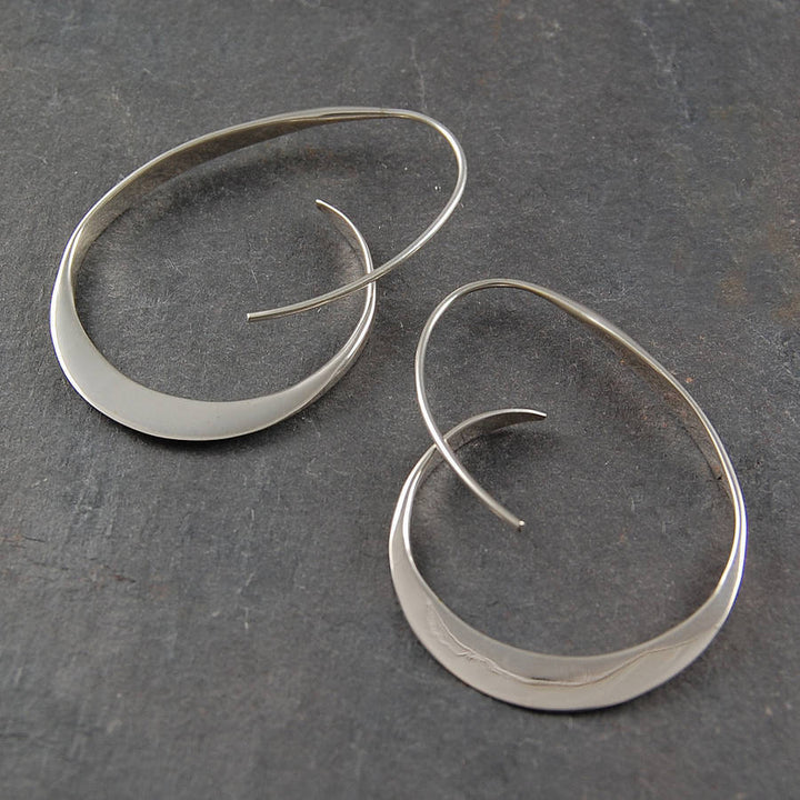Elegante guldøreringe med en raffineret spiralform