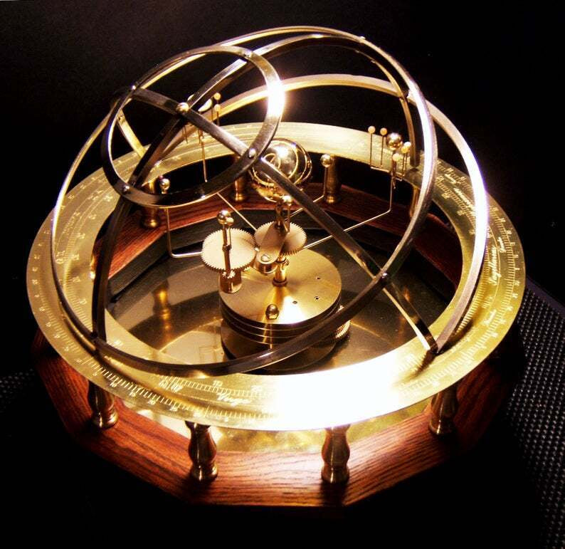 Stort orrery-model af solsystemet – detaljeret gengivelse af planeterne