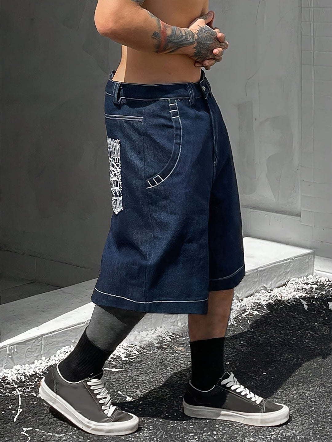 Afslappede bermudashorts i denim – løs pasform med elegant blomsterbroderi