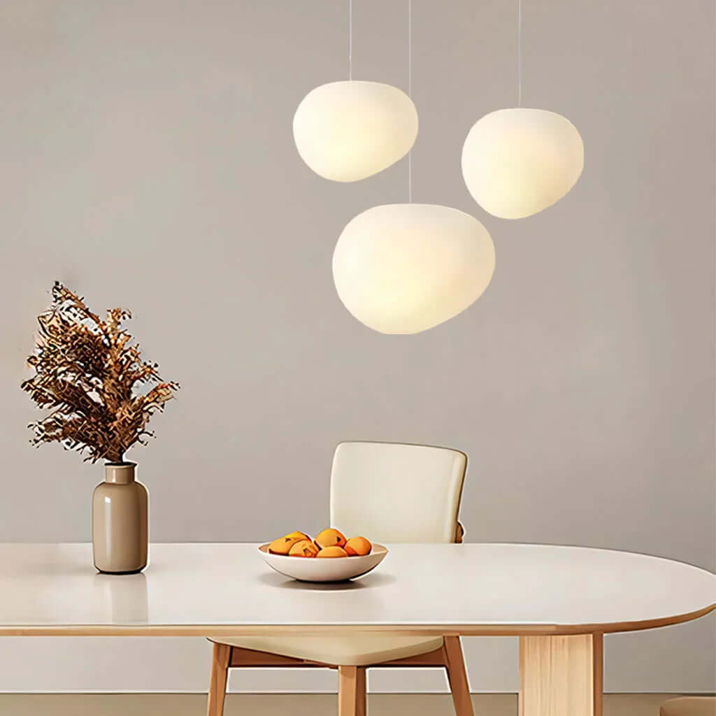 Pendellampe i hvid sten - moderne og minimalistisk