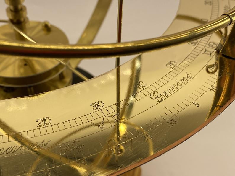Stort orrery-model af solsystemet – detaljeret gengivelse af planeterne