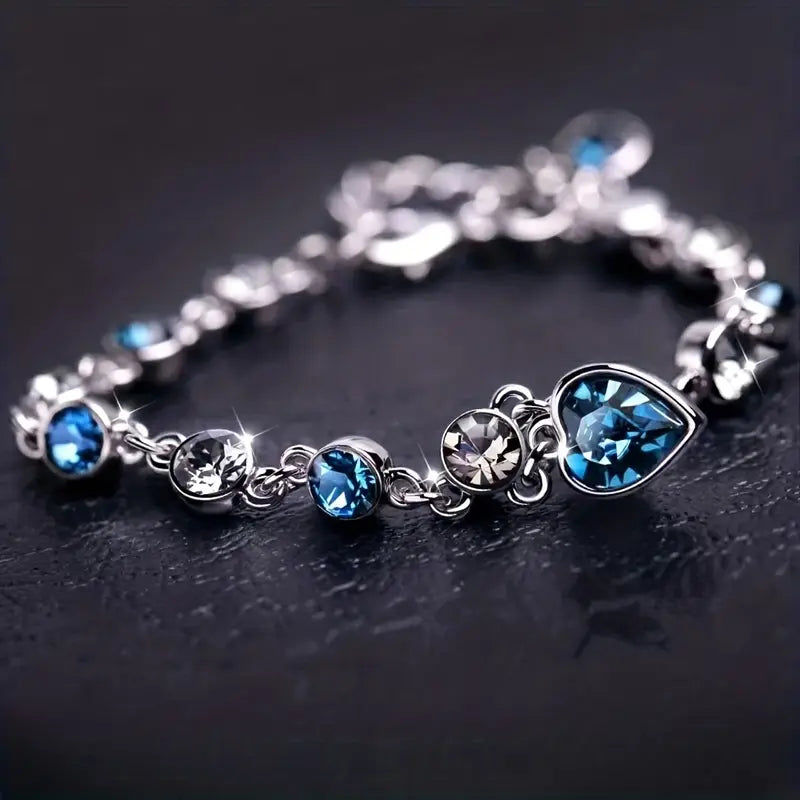Blødt skinnende armbånd i hvidguld med hjerte.