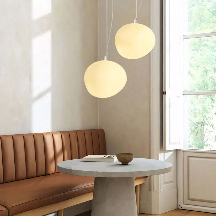 Pendellampe i hvid sten - moderne og minimalistisk