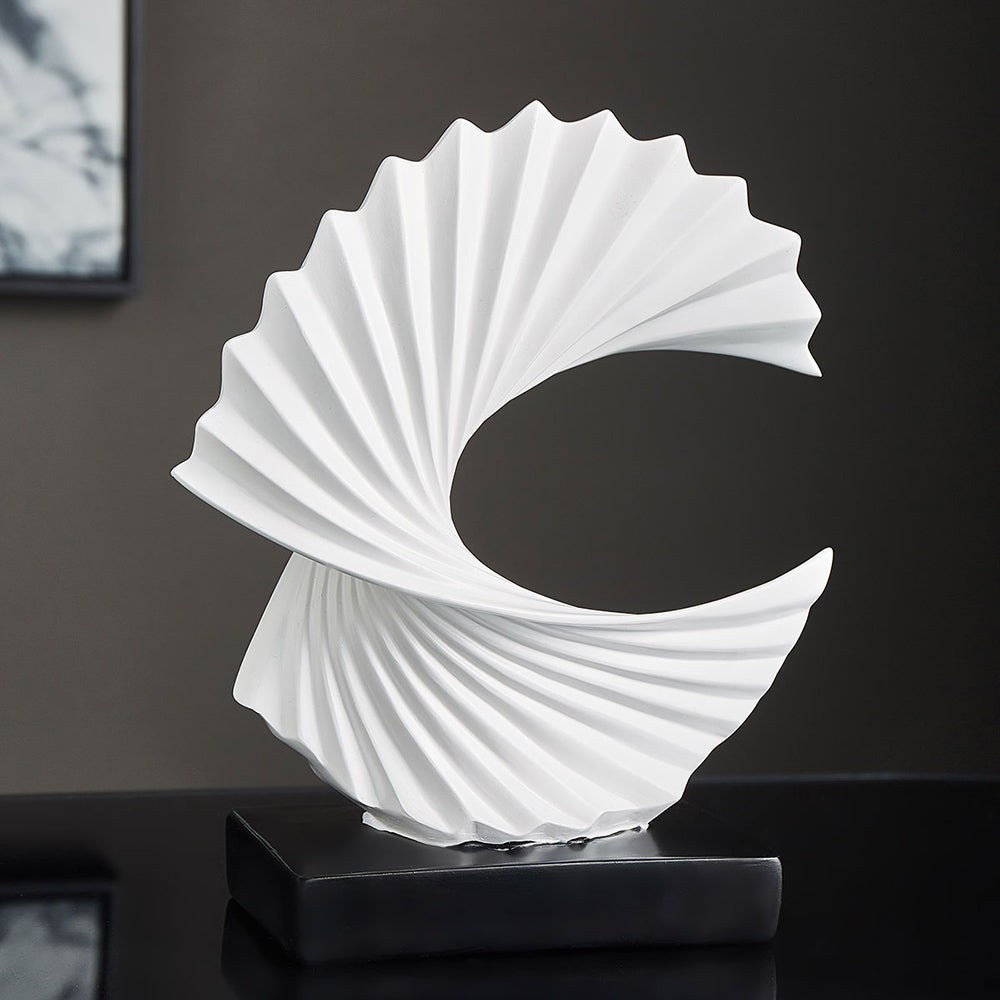 Elegant Halvmåneskulptur – LunarGrace