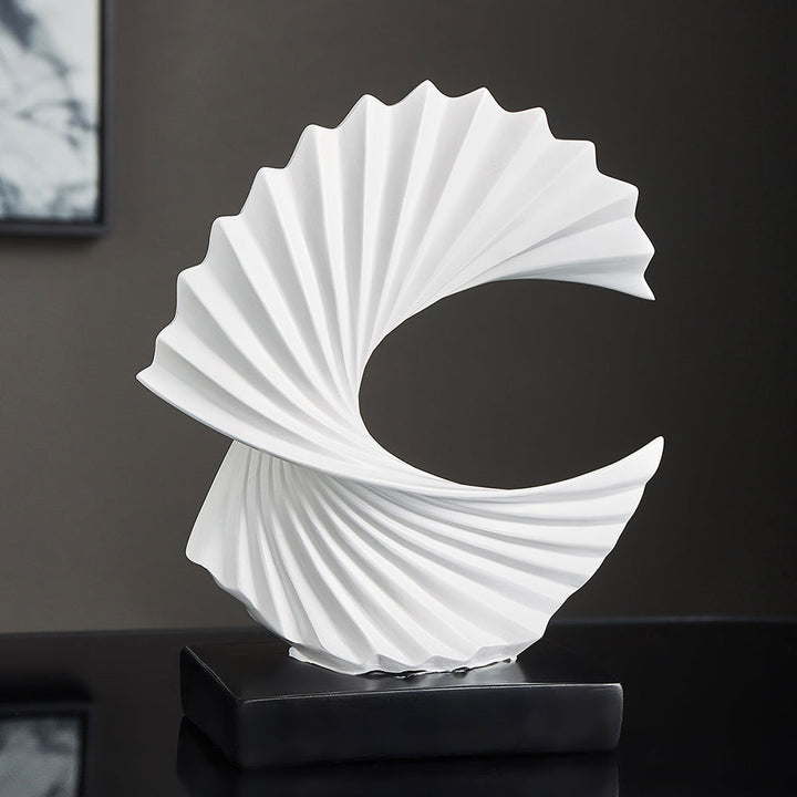 Elegant Halvmåneskulptur – LunarGrace