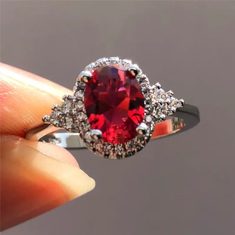 Elegant ring i hvidguld med diskret zirkoniadetalje