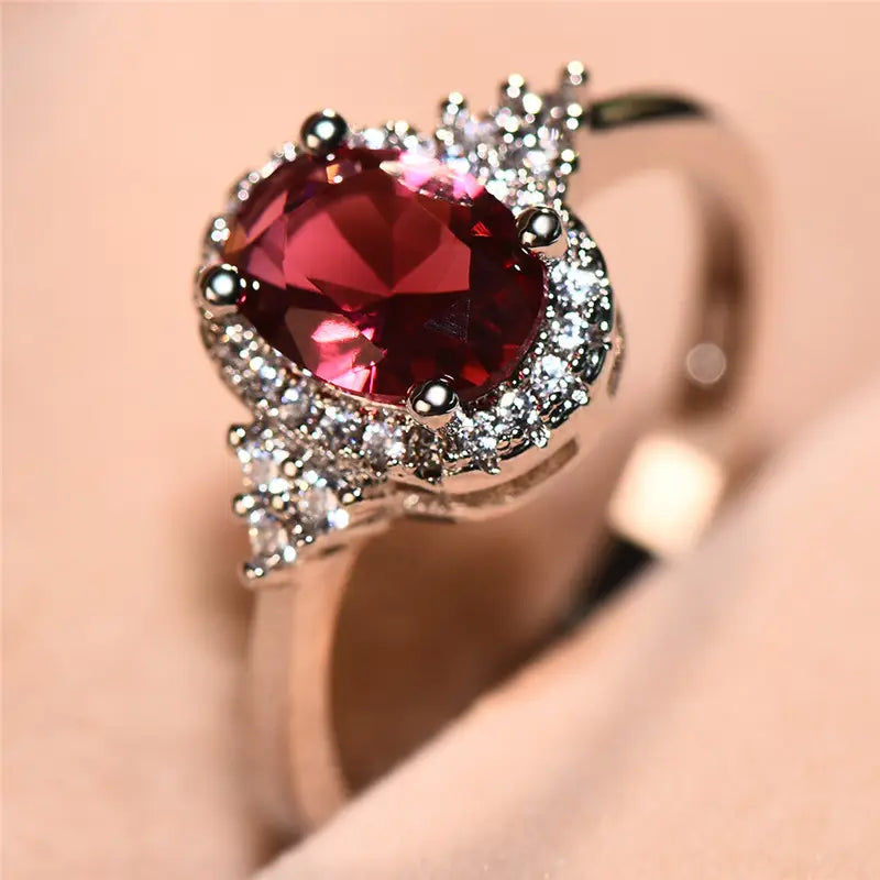 Elegant ring i hvidguld med diskret zirkoniadetalje