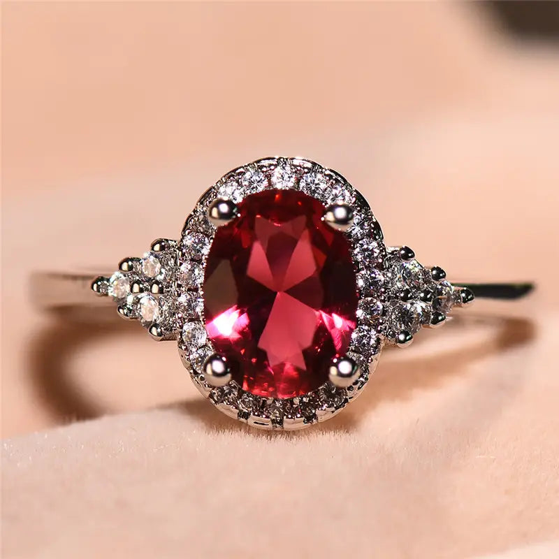 Elegant ring i hvidguld med diskret zirkoniadetalje
