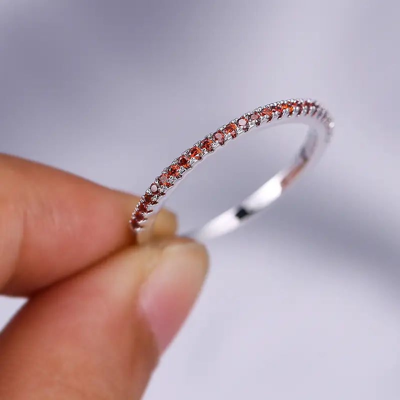 Elegant ring i hvidguld med diskrete zirkoniadetaljer