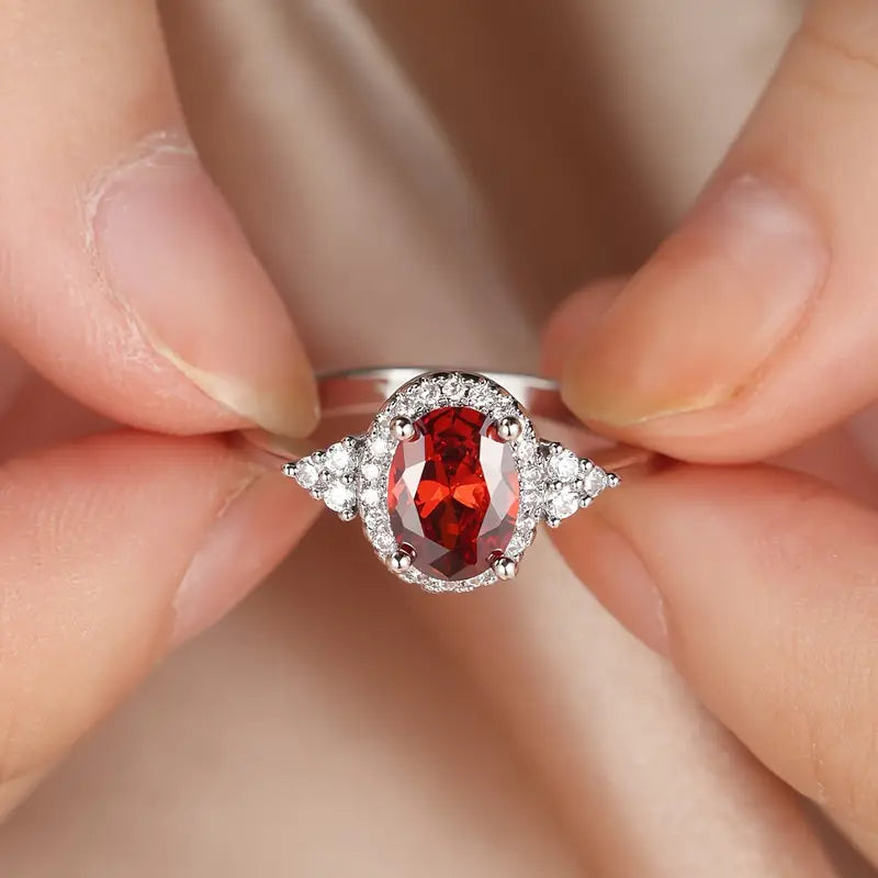 Elegant ring i hvidguld med diskret zirkoniadetalje