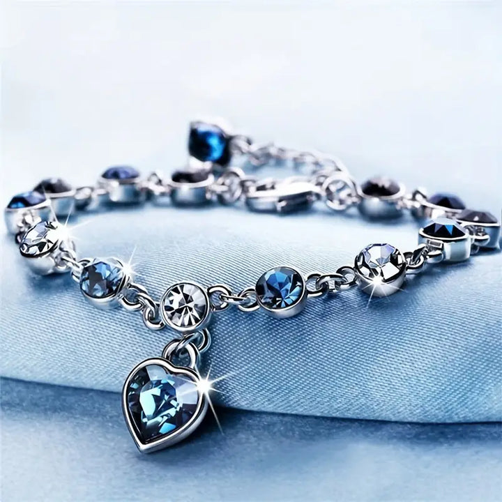Blødt skinnende armbånd i hvidguld med hjerte.