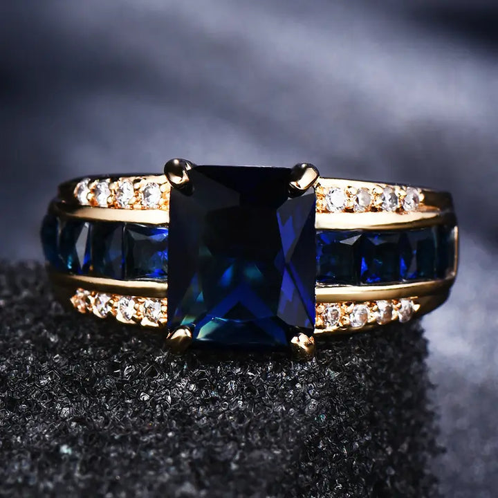 Elegant guldring med raffinerede detaljer