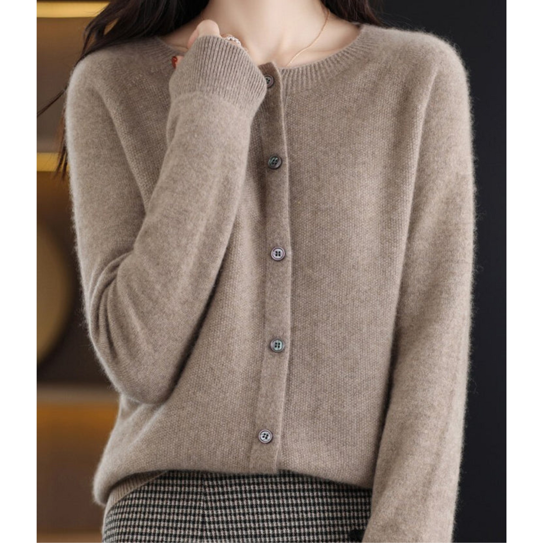 Cardigan til damer i merinould og kashmir – elegant vinterstrik med rund hals