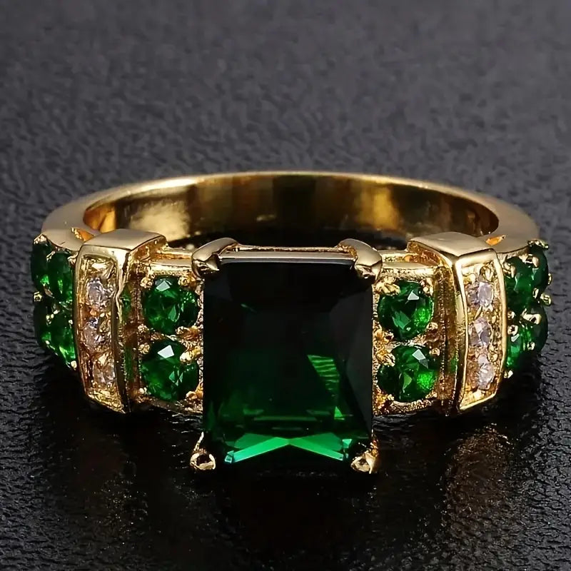 Elegant guldring med raffinerede detaljer