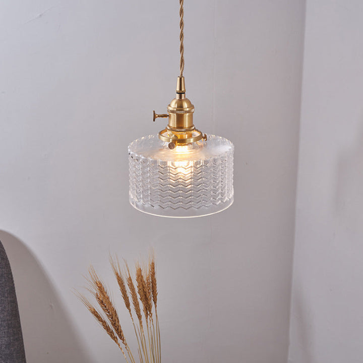 Kort cylindrisk retro pendellampe i bølget glas, klar/grøn med messing drejekontakt