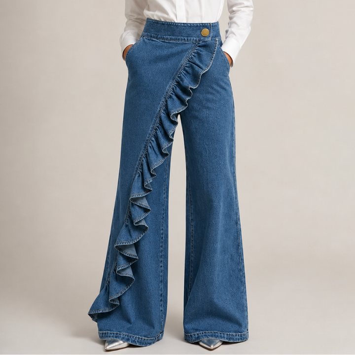 Vide jeans til damer med asymmetrisk volant i culotte-stil.