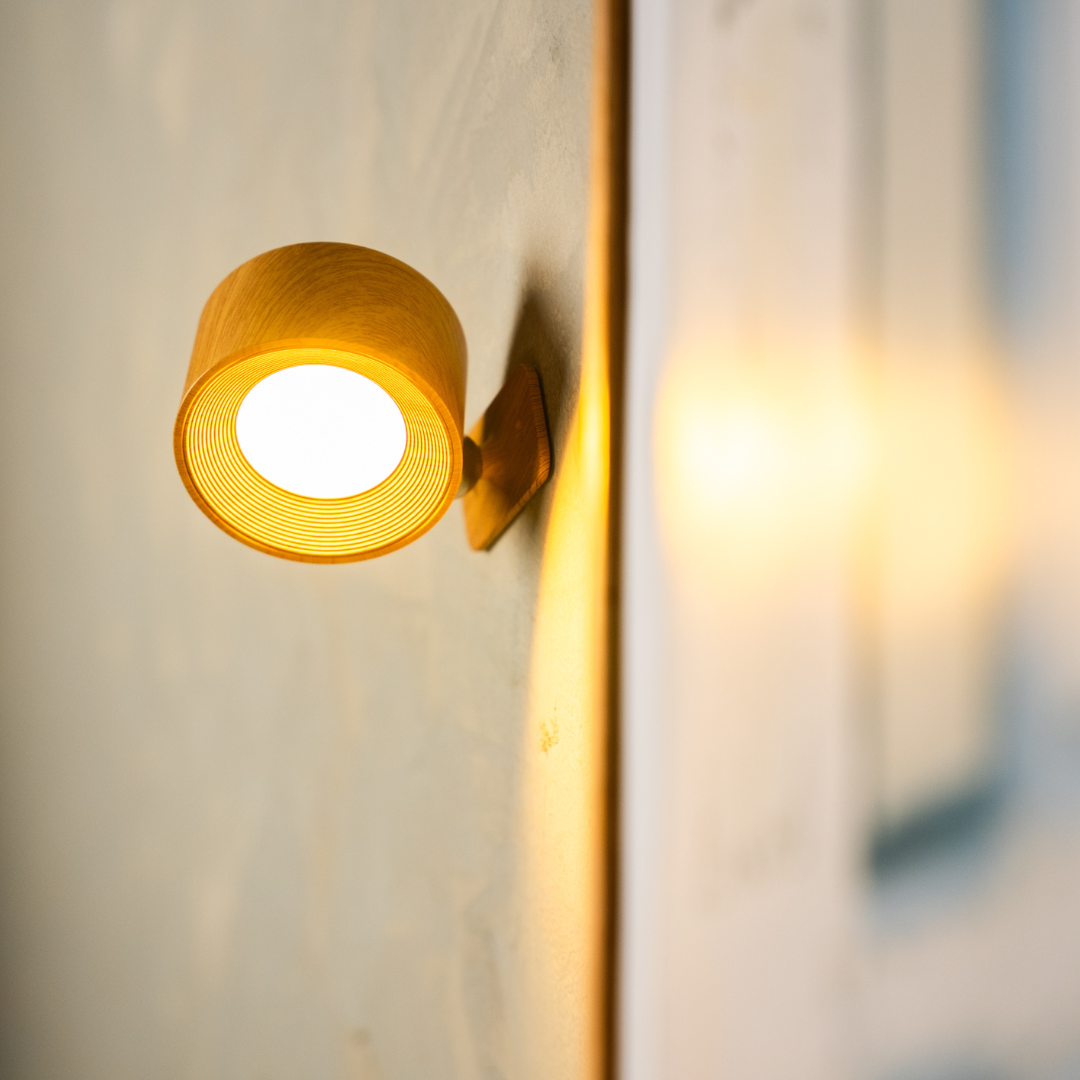 Kabelfri LED-væglampe med 360° drejeligt hoved, touch-dæmper, 3 farver
