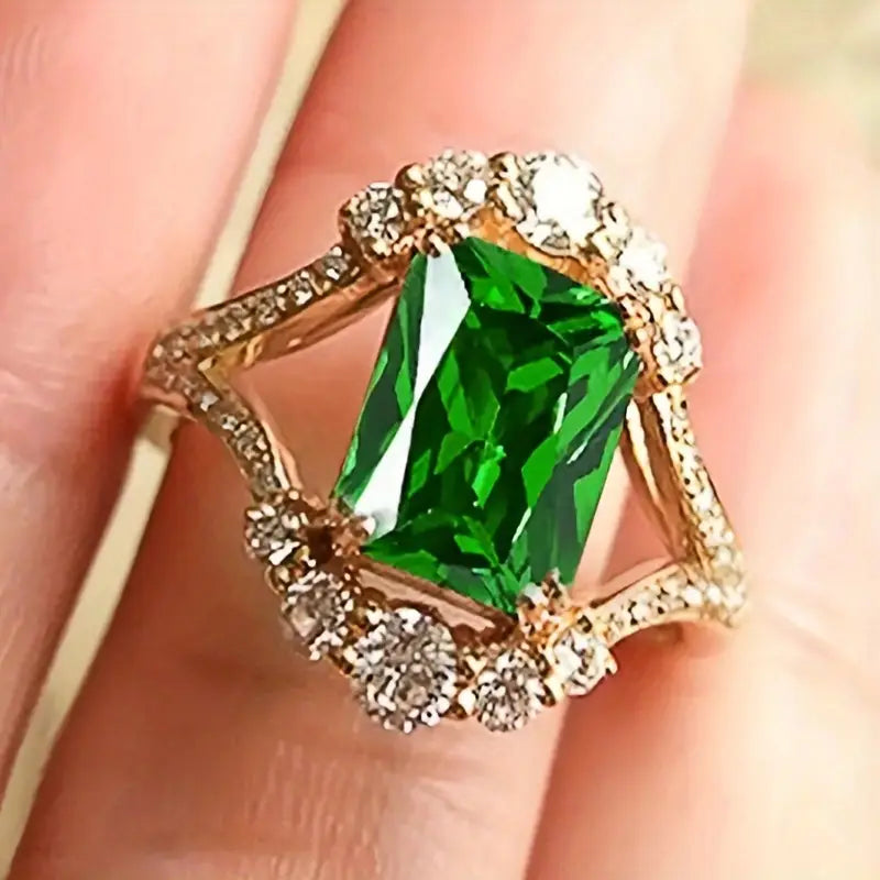 Elegant guldring med raffinerede detaljer