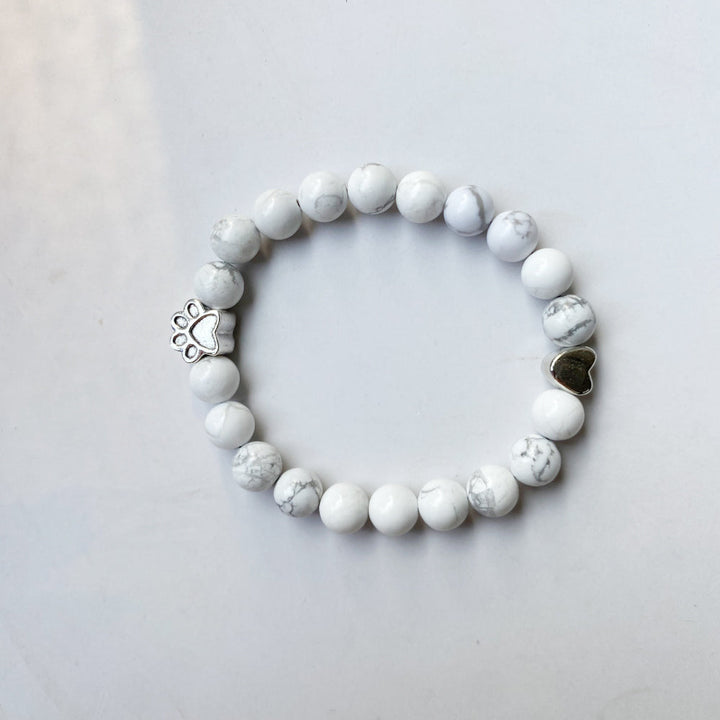Armbånd af Naturlige Ædelsten med Pote- og Hjertecharm – Håndlavet Design