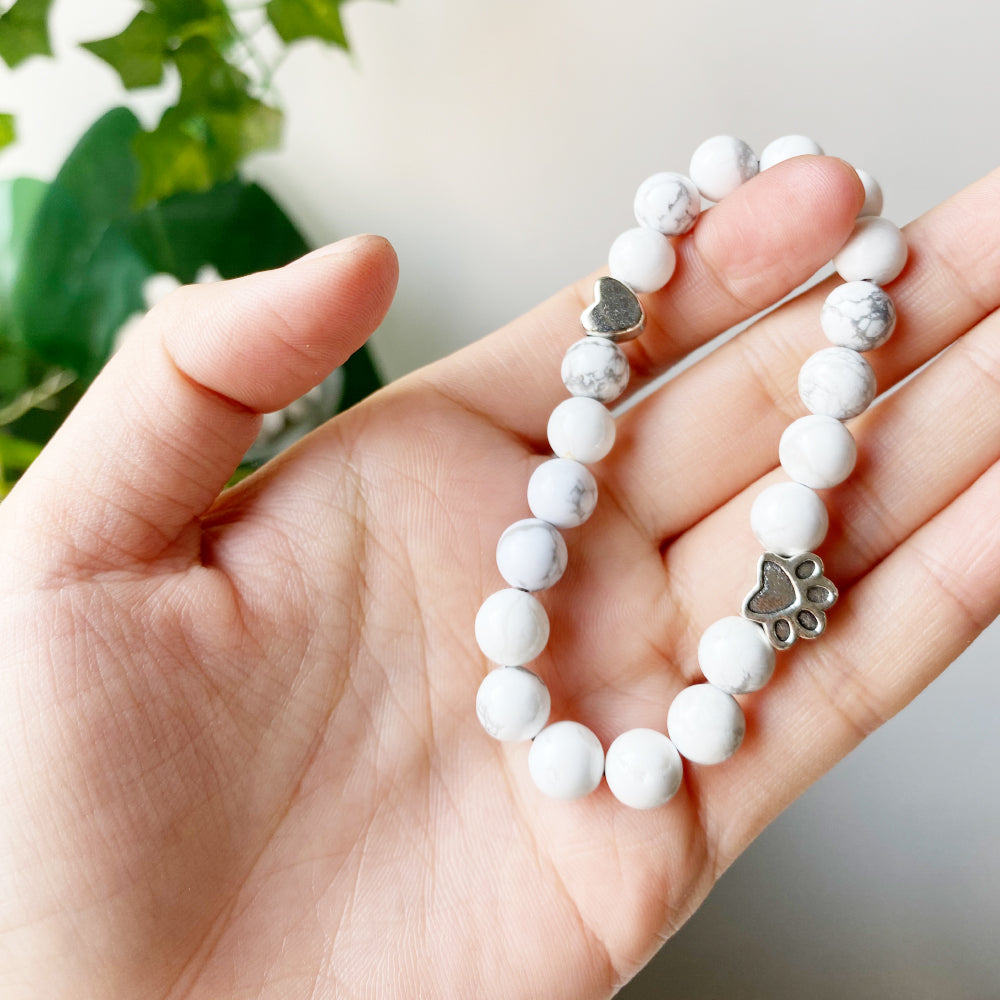 Armbånd af Naturlige Ædelsten med Pote- og Hjertecharm – Håndlavet Design