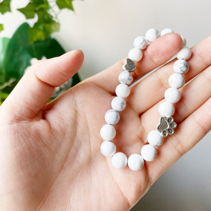 Armbånd af Naturlige Ædelsten med Pote- og Hjertecharm – Håndlavet Design