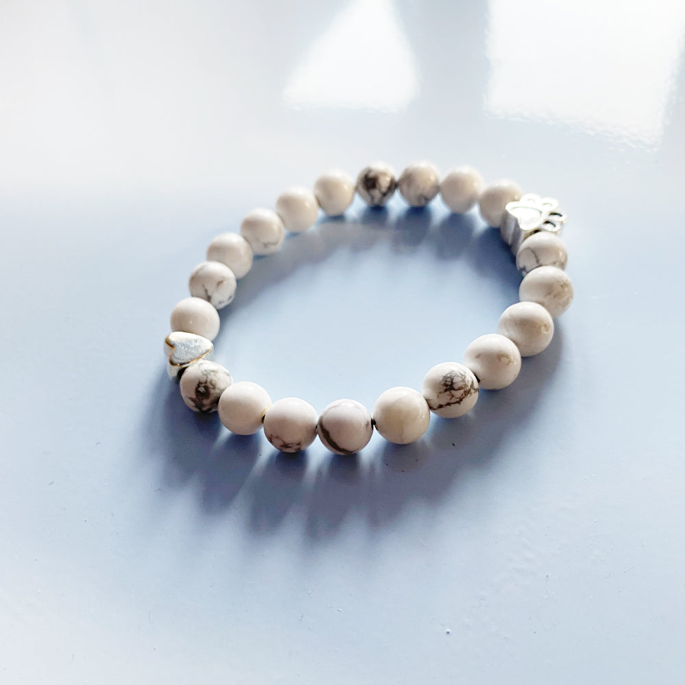 Armbånd af Naturlige Ædelsten med Pote- og Hjertecharm – Håndlavet Design