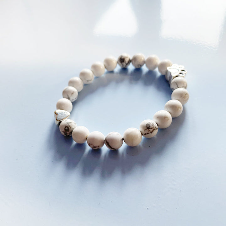 Armbånd af Naturlige Ædelsten med Pote- og Hjertecharm – Håndlavet Design