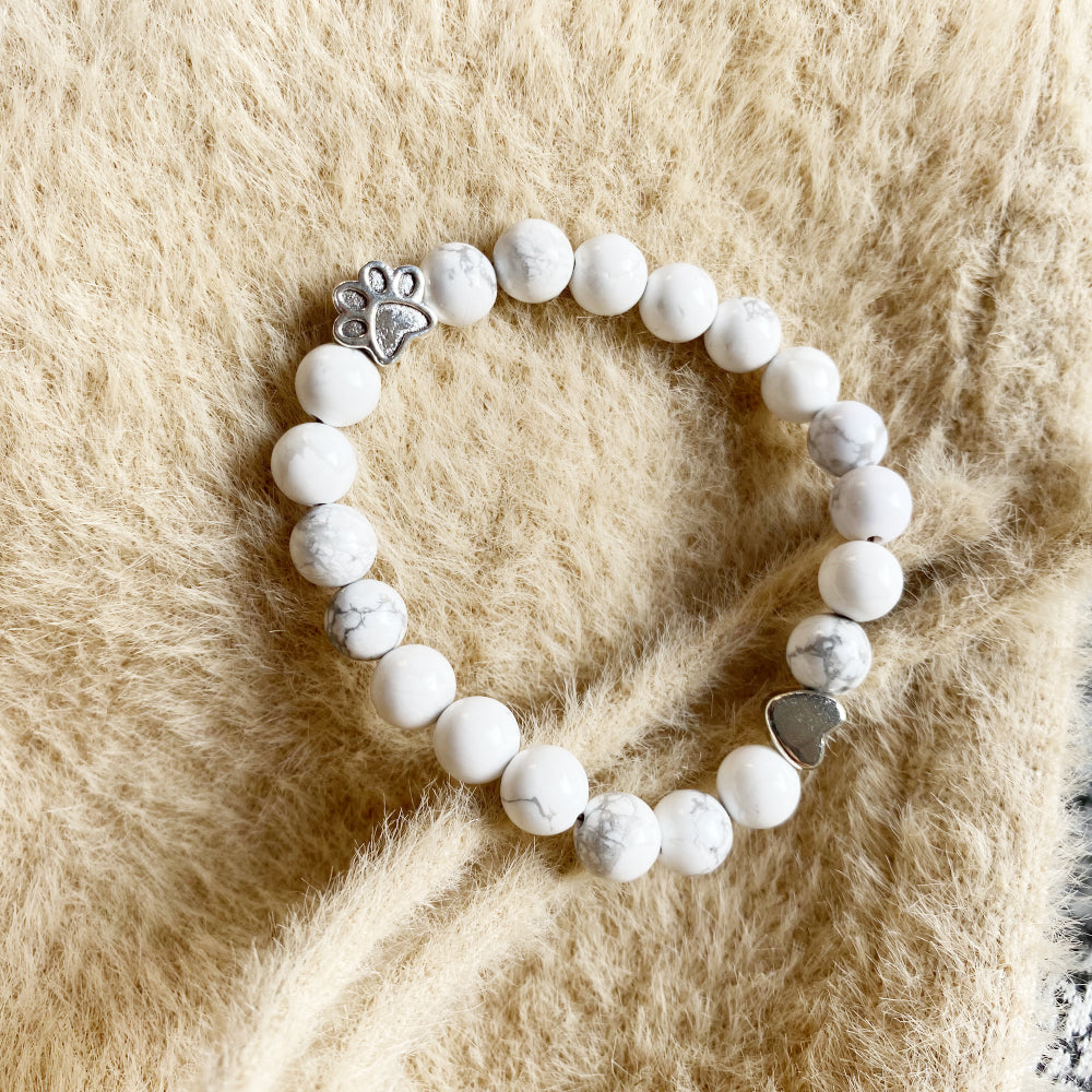 Armbånd af Naturlige Ædelsten med Pote- og Hjertecharm – Håndlavet Design
