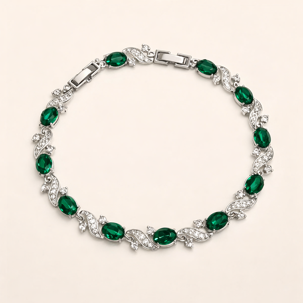 Elegant armbånd i hvidguld med raffinerede detaljer