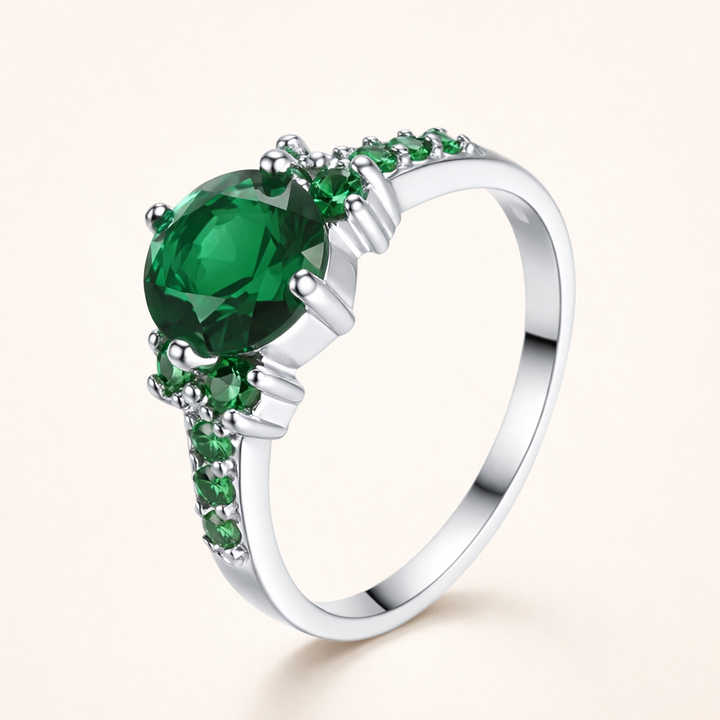 Elegant ring i hvidguld med raffineret design