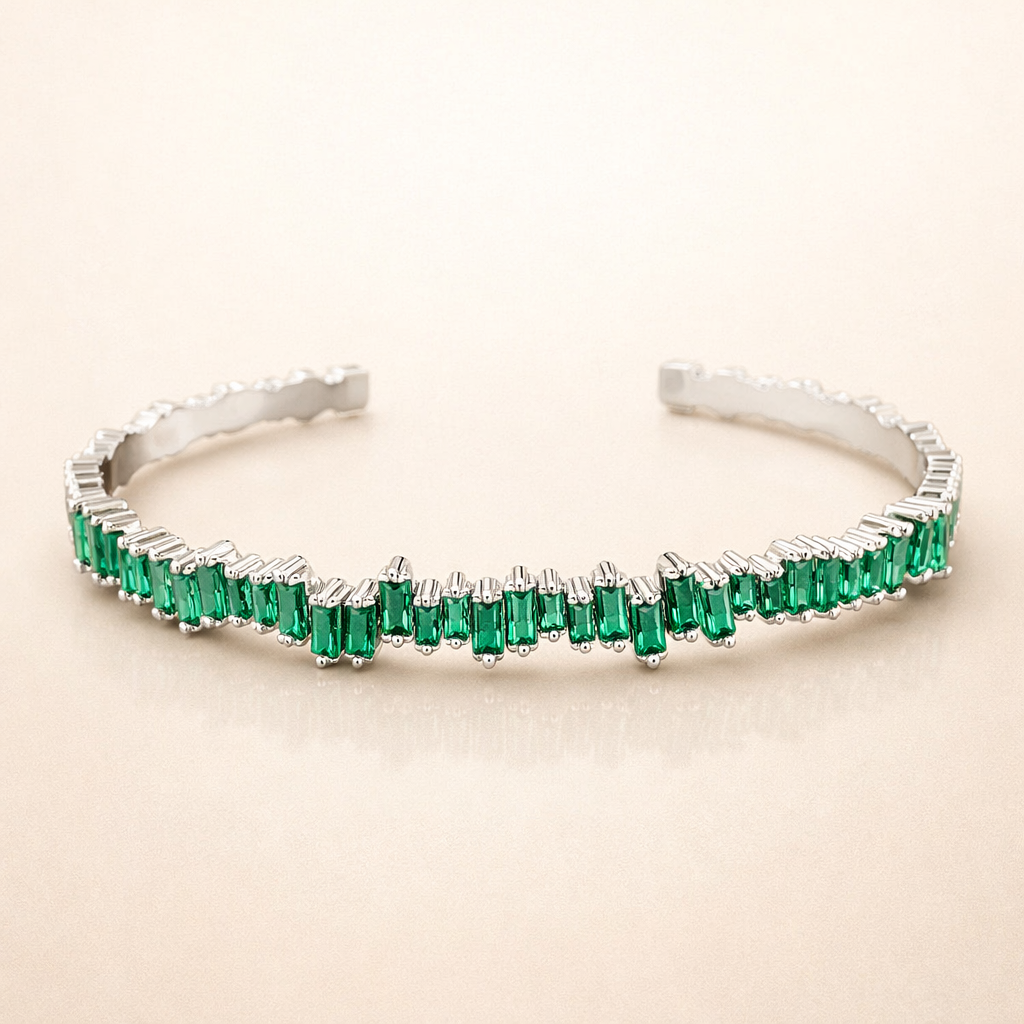 Elegant armbånd i hvidguld med raffinerede detaljer
