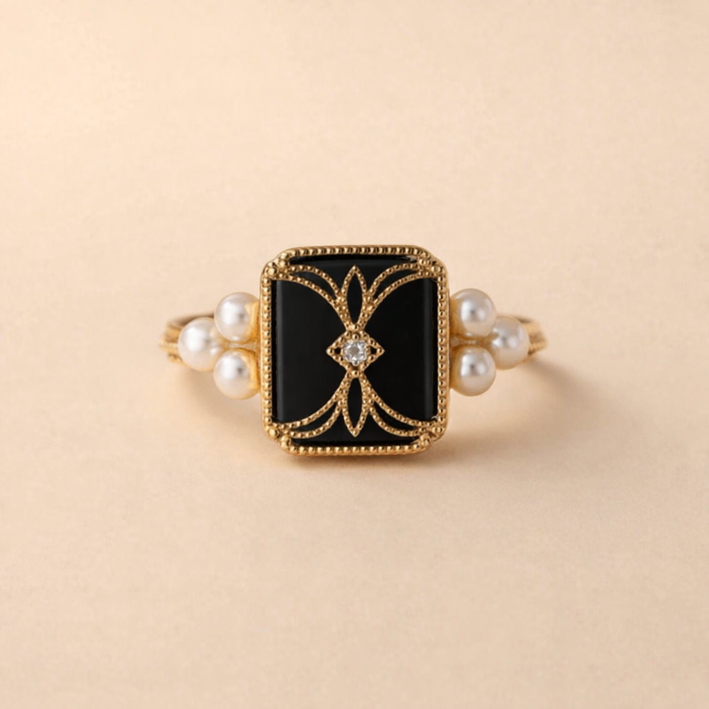 Elegant guldring med antik sort perle