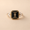 Elegant guldring med antik sort perle