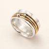 Elegant lagdelt ring i blandet guld og sølv