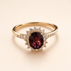 Elegant guldring med rød zirkonia