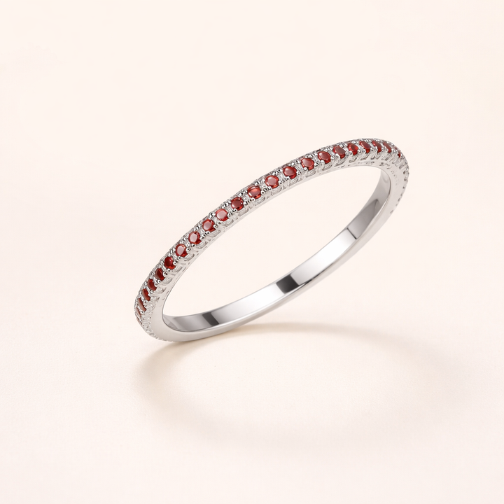 Elegant ring i hvidguld med diskrete zirkoniadetaljer