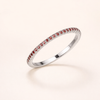 Elegant ring i hvidguld med diskrete zirkoniadetaljer