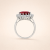 Elegant ring i hvidguld med rubinaccent