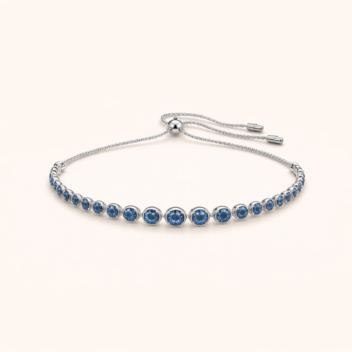 Elegant tennisarmbånd i hvidguld med slebet safir