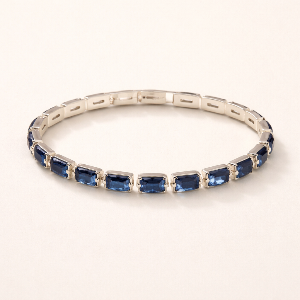 Elegant armbånd i hvidguld med raffinerede detaljer