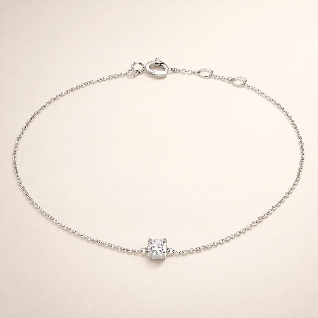 Elegant armbånd i hvidguld med raffinerede detaljer