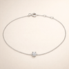 Elegant armbånd i hvidguld med raffinerede detaljer