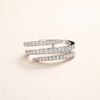 Elegant ring i hvidguld med raffineret design
