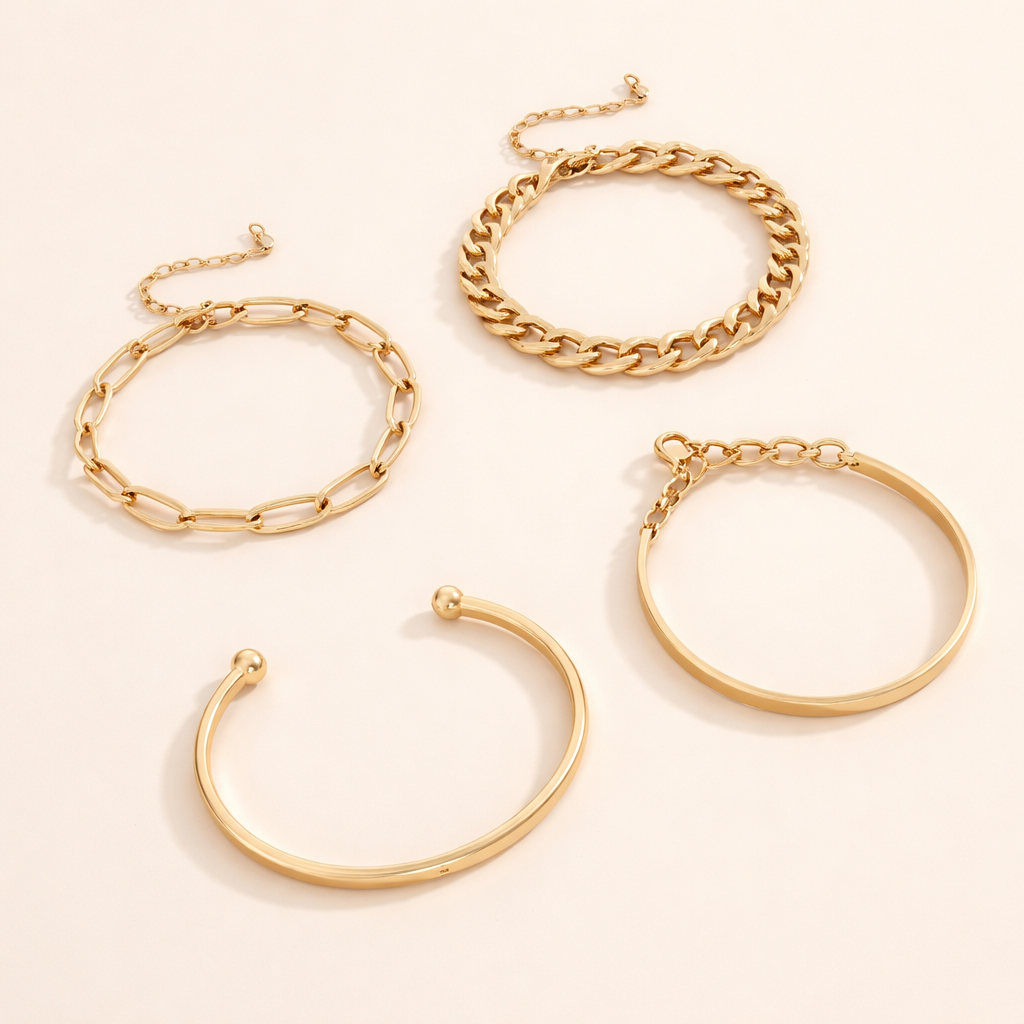 Elegant armbåndssæt i guld med raffinerede detaljer