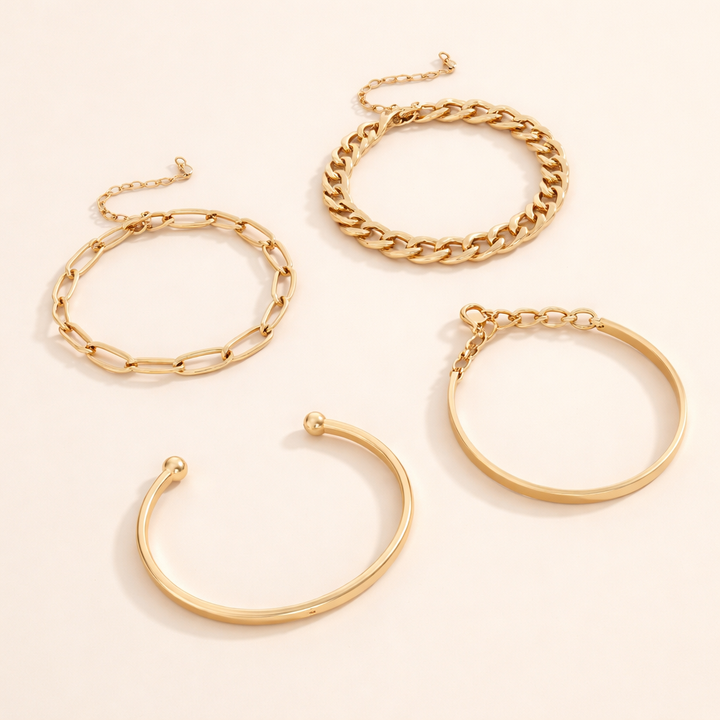 Elegant armbåndssæt i guld med raffinerede detaljer