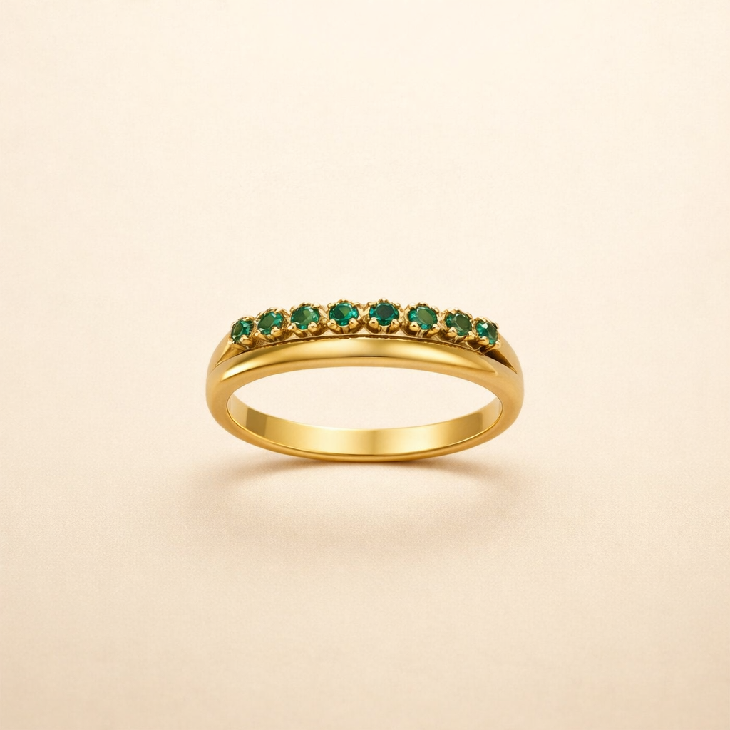 Elegant smaragdgrøn ring med raffinerede lag