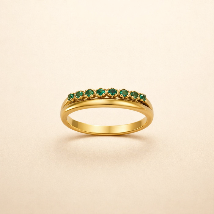 Elegant smaragdgrøn ring med raffinerede lag