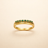 Elegant smaragdgrøn ring med raffinerede lag