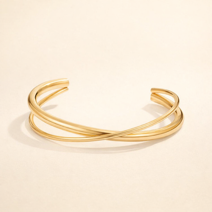 Elegant guldarmbånd med et raffineret twist
