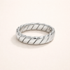 Elegant sølvring med et raffineret twist